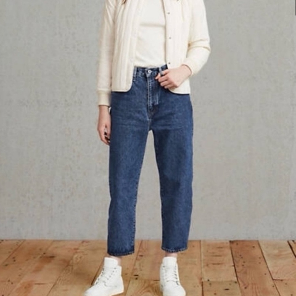 Levi’s‎ Barrel Crop High Rise Jeans with Embroidered Back Pockets.